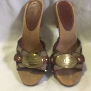 COACH MEDALLION AND STUDDED CLOGS IN GUC- 💋SZ 6.5
